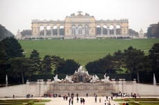 Schloss Schönbrunn_Gloriette_und_Neptunbrunnen_01b.JPG